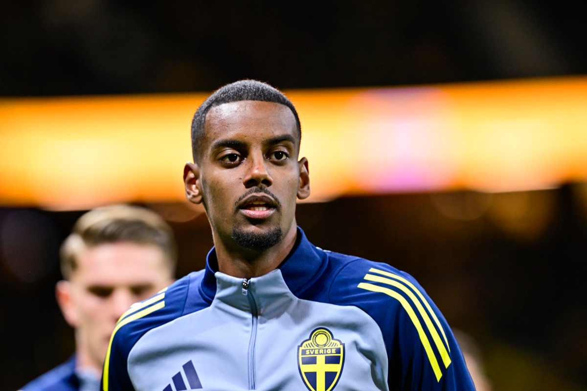 Alexander Isak, centravanti della Svezia, con la divisa sociale