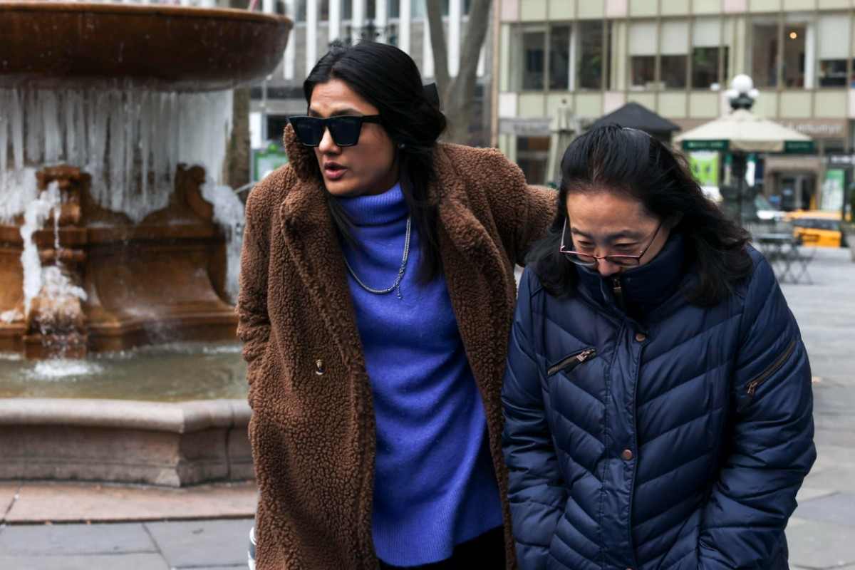 Signore infreddolite col capppotto