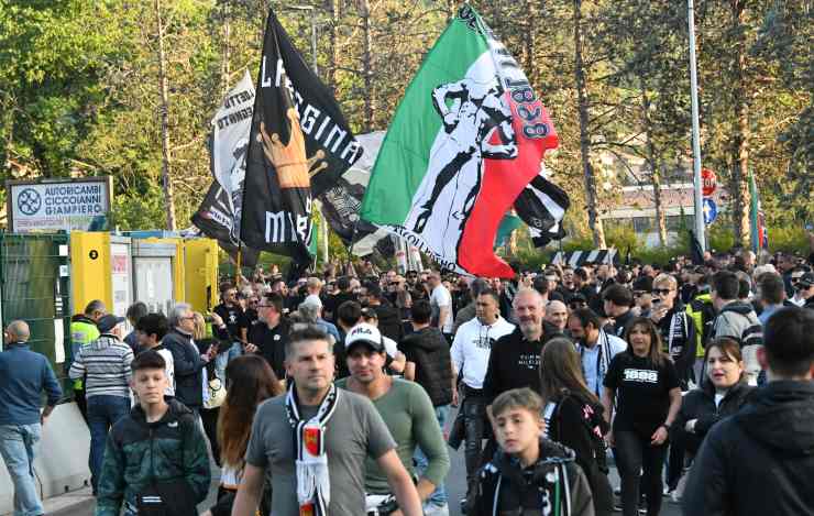 Tifosi Ascoli in processione