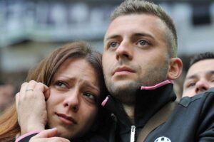 Tifosi disperati dopo aver appreso la notizia