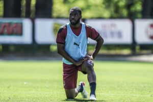 Fikayo Tomori durante l'allenamento a Milanello