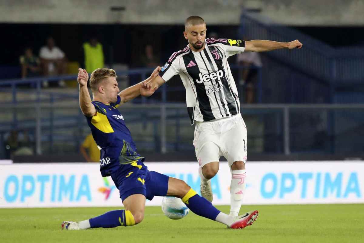 Zhegrova contrastato da un avversario