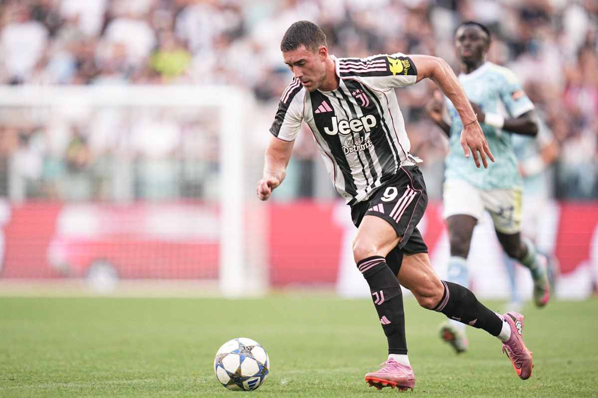 Dusan Vlahovic avanza palla al piede